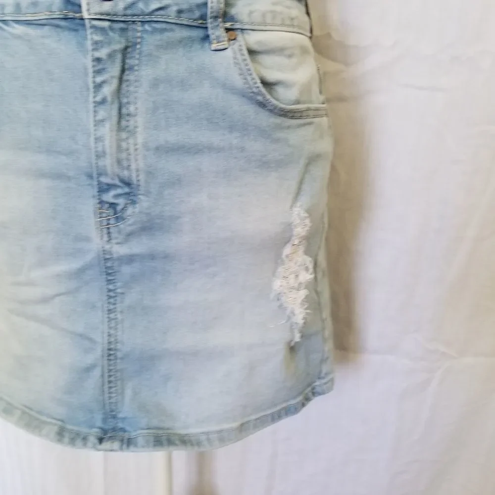 F21 distressed Jean skirt Sz 28